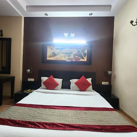 Hotel Mid Town Делхи Екстериор снимка